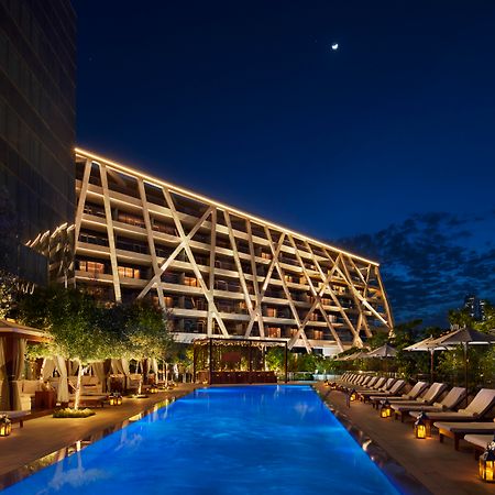 The Abu Dhabi Edition Ngoại thất bức ảnh The hotel's pool