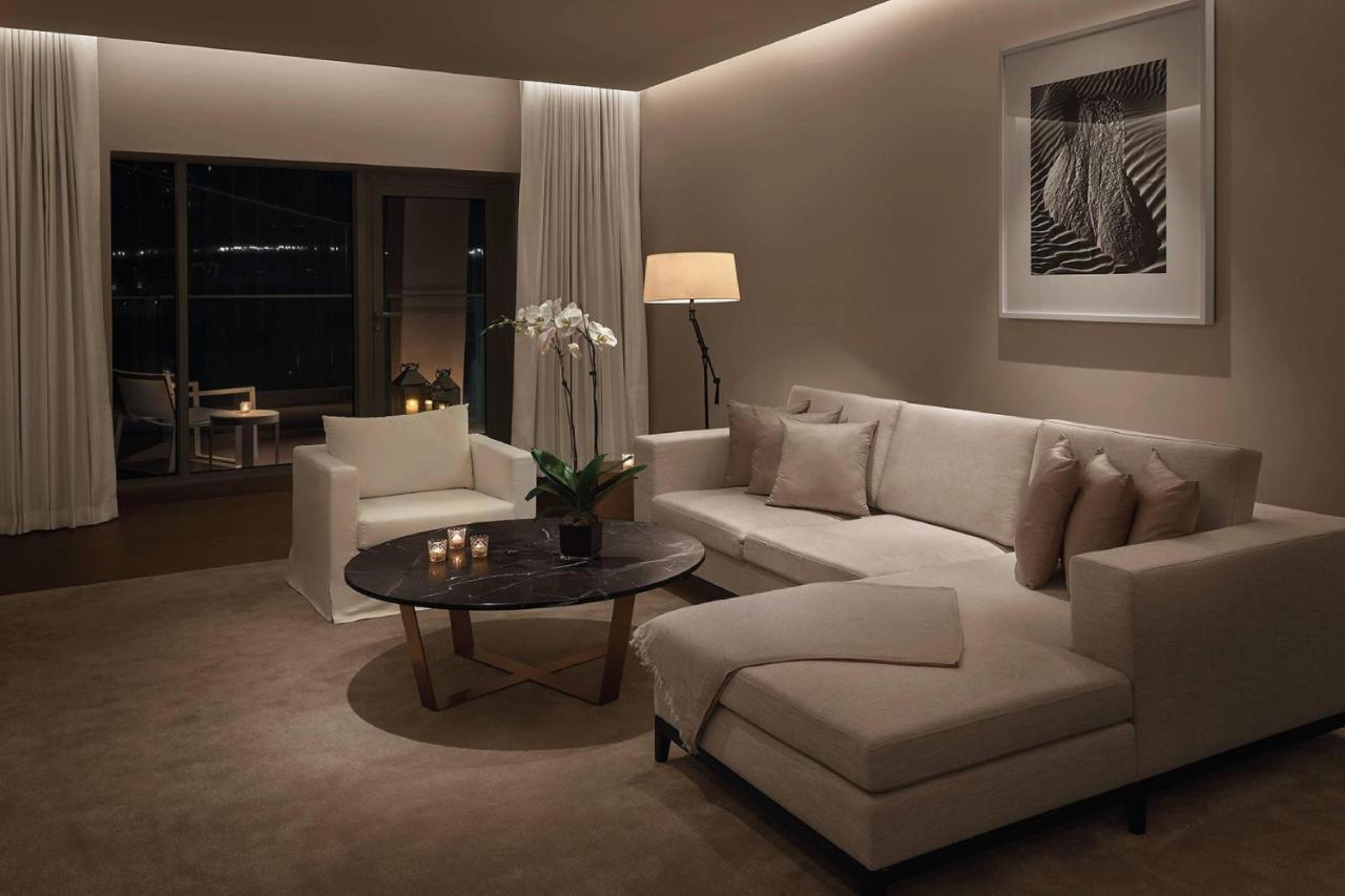 The Abu Dhabi Edition Ngoại thất bức ảnh A living room