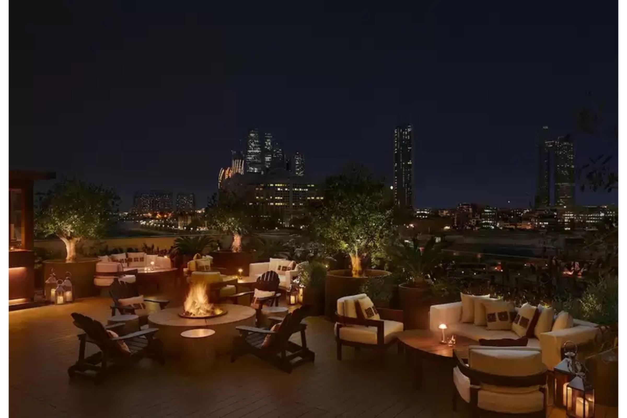 The Abu Dhabi Edition Ngoại thất bức ảnh The rooftop bar at the Mandarin Oriental, Munich