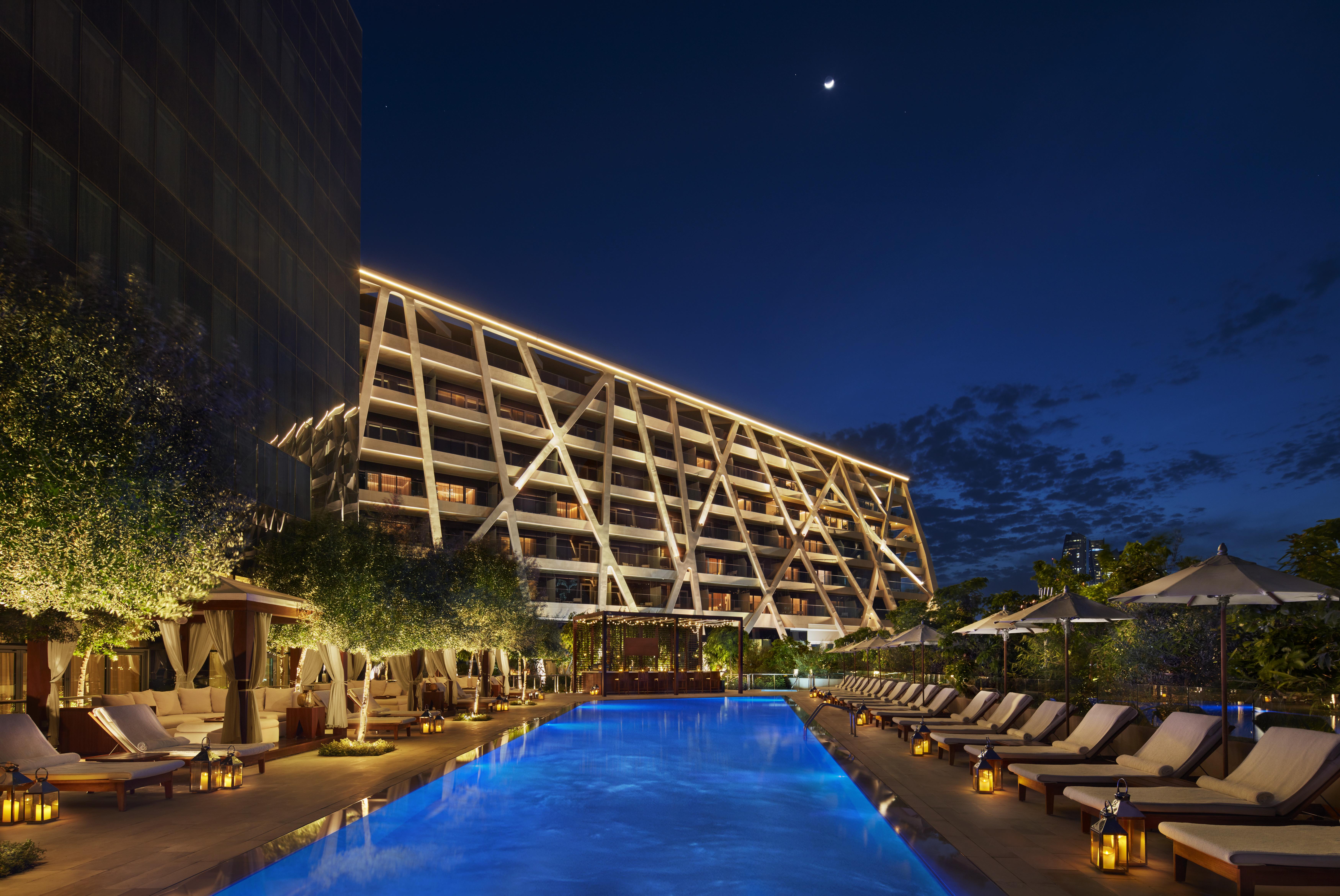 The Abu Dhabi Edition Ngoại thất bức ảnh The hotel's pool