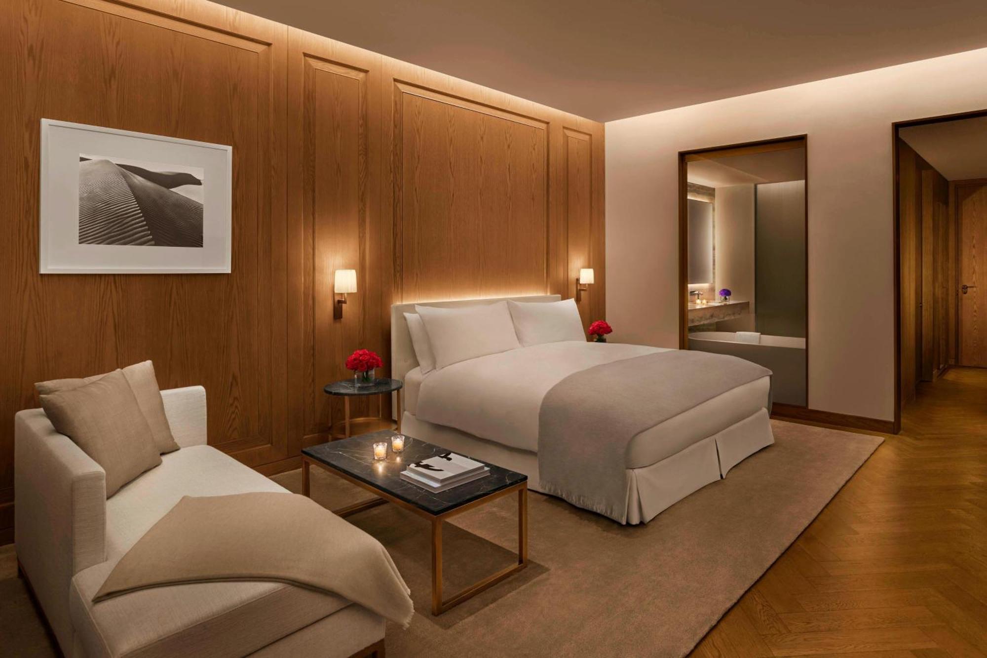 The Abu Dhabi Edition Ngoại thất bức ảnh A bedroom at The London Edition