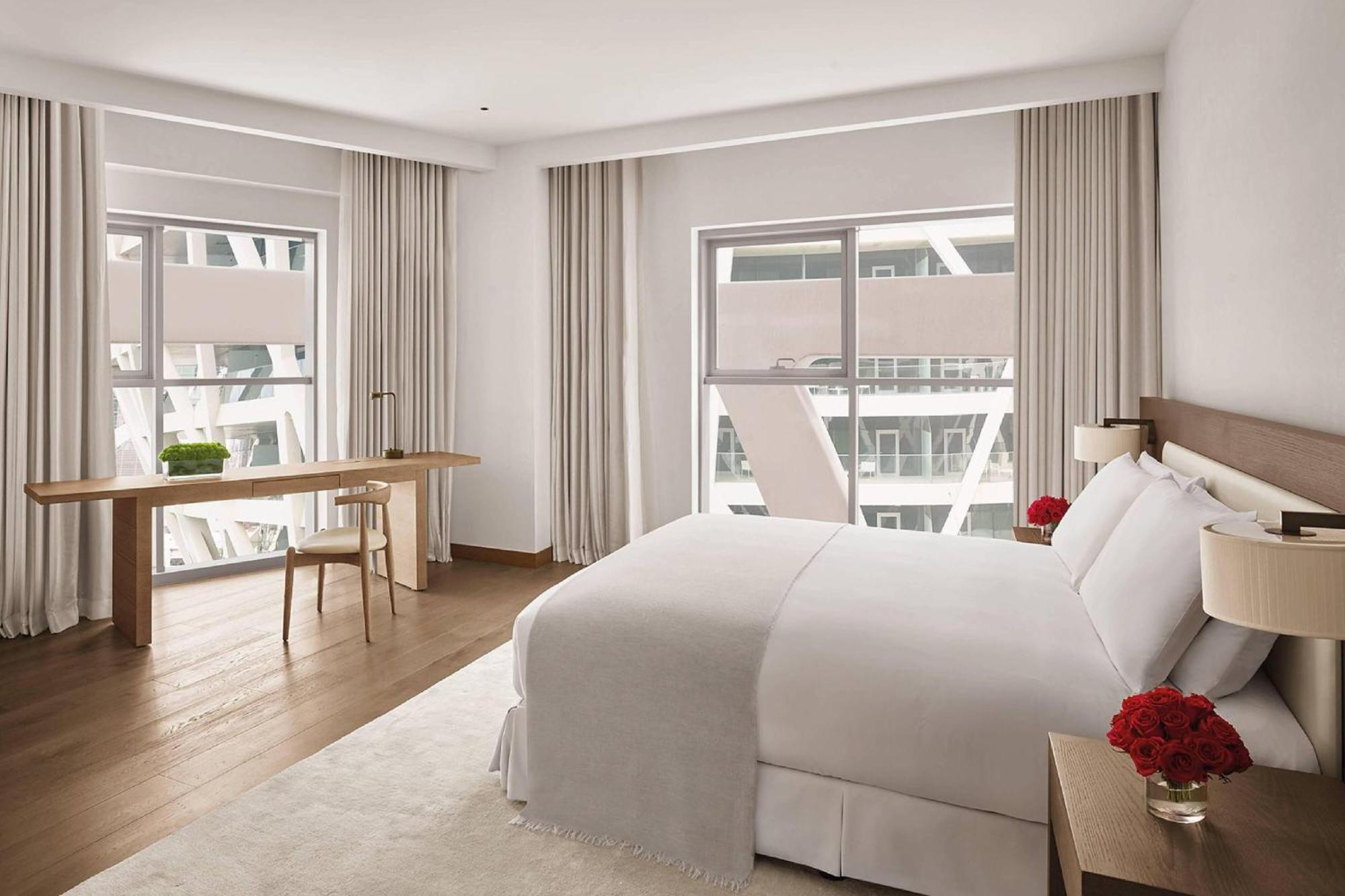 The Abu Dhabi Edition Ngoại thất bức ảnh A bedroom at The London West Hollywood