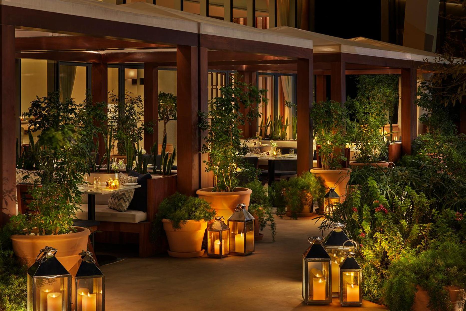 The Abu Dhabi Edition Ngoại thất bức ảnh The patio at the Mirage
