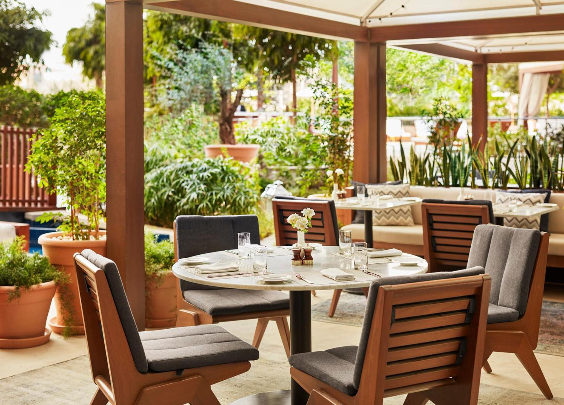 The Abu Dhabi Edition Ngoại thất bức ảnh The Terrace at the Four Seasons Hotel